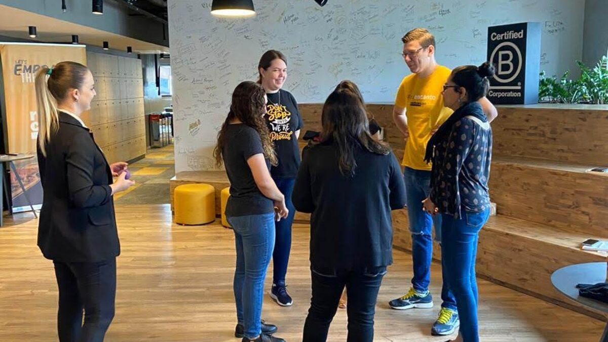 Equipe em ambiente de trabalho saudável